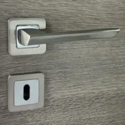 Poignées De Porte Sur Rosace Chromées Satinées - Modèle Morgan Trou De Clé L